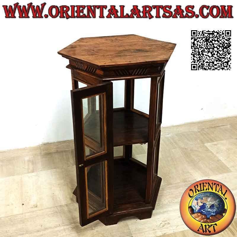 Vitrina hexagonal con dos baldas y decoración de líneas oblicuas en madera de teca (oscura)