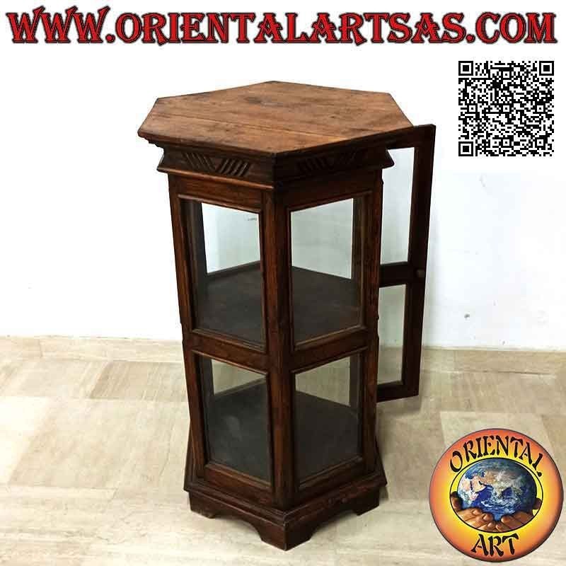 Sechseckige Vitrine mit zwei Regalen und schrägem Liniendekor in Teakholz (dunkel)