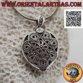 Ciondolo in argento ad orologio al quarzo tascabile con decorazioni traforate e marcassite a forma di cuore