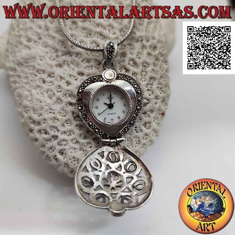 Colgante de reloj de cuarzo de bolsillo de plata con adornos perforados en forma de corazón y marcasita