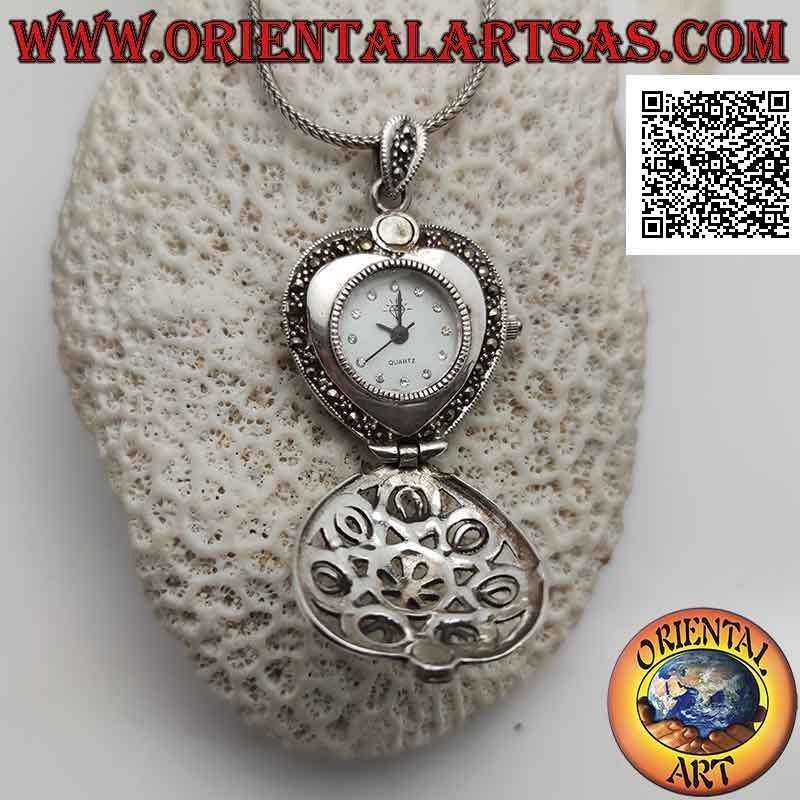 Ciondolo in argento ad orologio al quarzo tascabile con decorazioni traforate e marcassite a forma di cuore