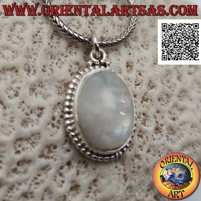 Silberanhänger mit ovalem Cabochon-Regenbogenmondstein und Perlenrahmen
