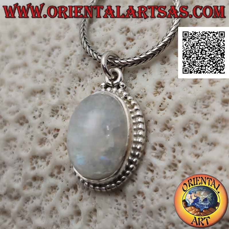 Silberanhänger mit ovalem Cabochon-Regenbogenmondstein und Perlenrahmen