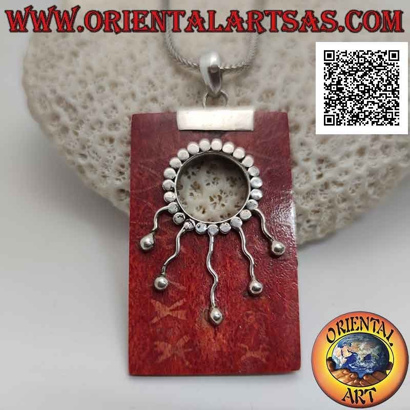 Colgante de plata con coral rojo (coral) rectangular con orificio y decoración ondulada