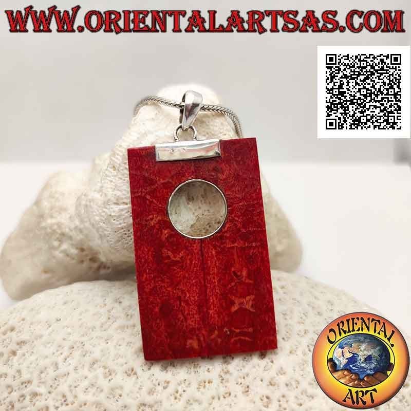 Colgante de plata con coral rojo (coral) rectangular con orificio y decoración ondulada