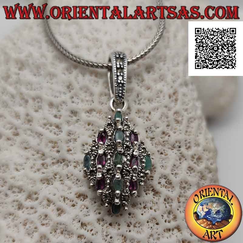 Pendentif en argent rhomboïdal serti de rubis et d'émeraudes en alternance avec de la marcassite