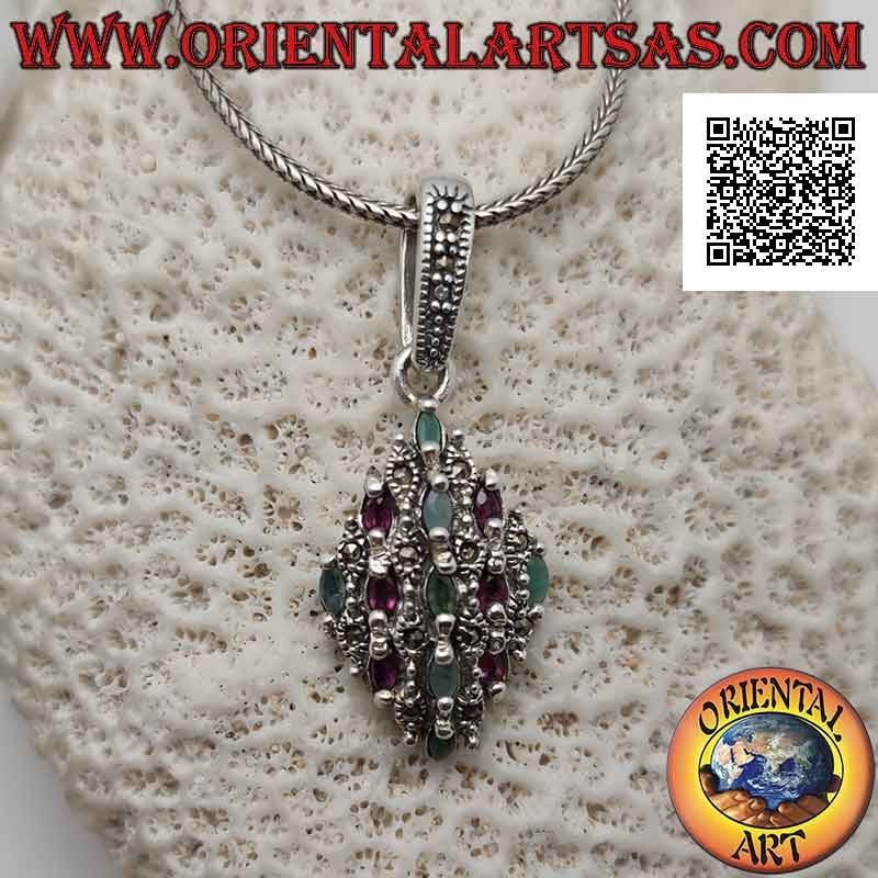 Pendentif en argent rhomboïdal serti de rubis et d'émeraudes en alternance avec de la marcassite
