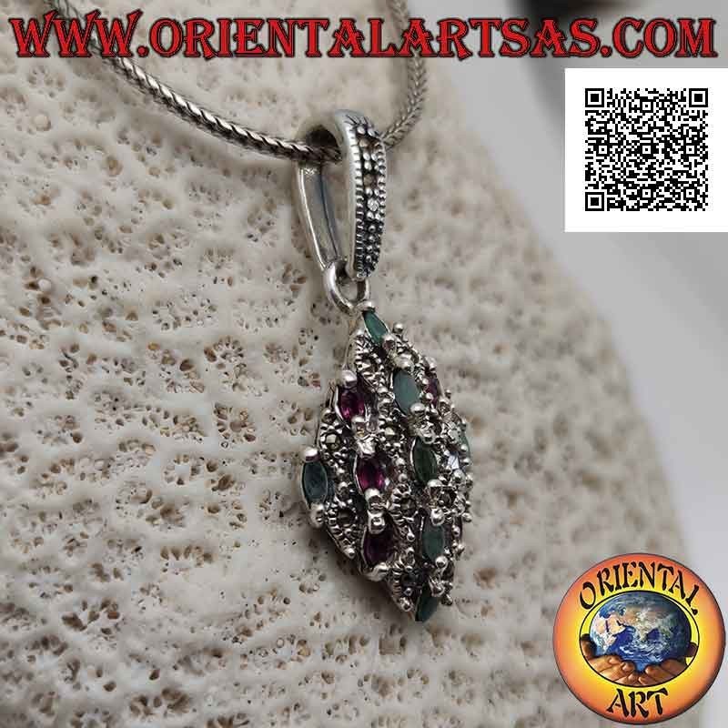 Pendentif en argent rhomboïdal serti de rubis et d'émeraudes en alternance avec de la marcassite