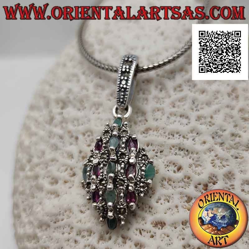 Pendentif en argent rhomboïdal serti de rubis et d'émeraudes en alternance avec de la marcassite