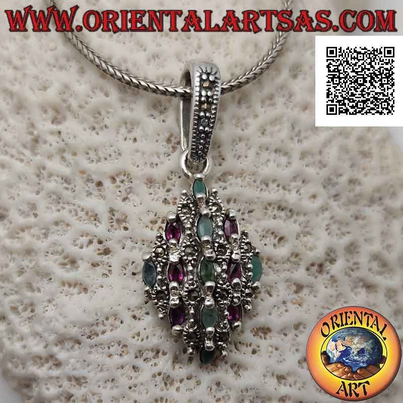 Pendentif en argent rhomboïdal serti de rubis et d'émeraudes en alternance avec de la marcassite