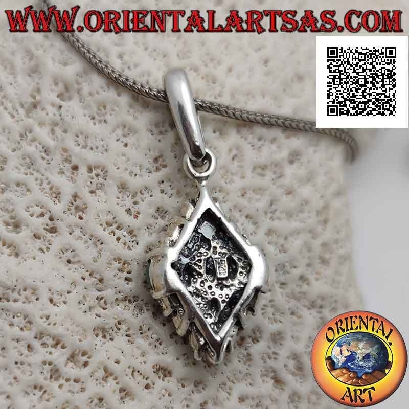 Pendentif en argent rhomboïdal serti de rubis et d'émeraudes en alternance avec de la marcassite