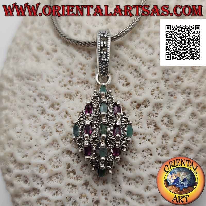 Pendentif en argent rhomboïdal serti de rubis et d'émeraudes en alternance avec de la marcassite