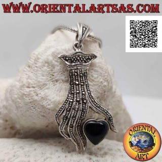Colgante de plata, corazón de ónix entre los dedos de una mano tachonada de marcasita