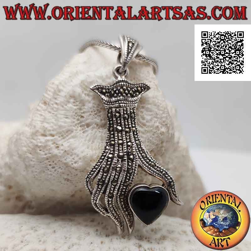 Pendentif en argent, coeur onyx entre les doigts d'une main parsemée de marcassite