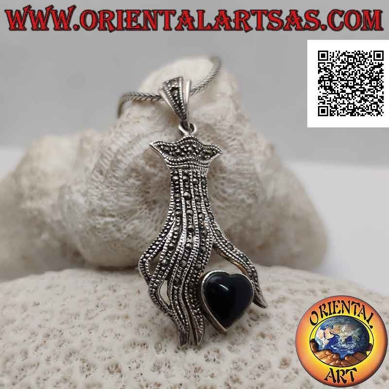 Colgante de plata, corazón de ónix entre los dedos de una mano tachonada de marcasita