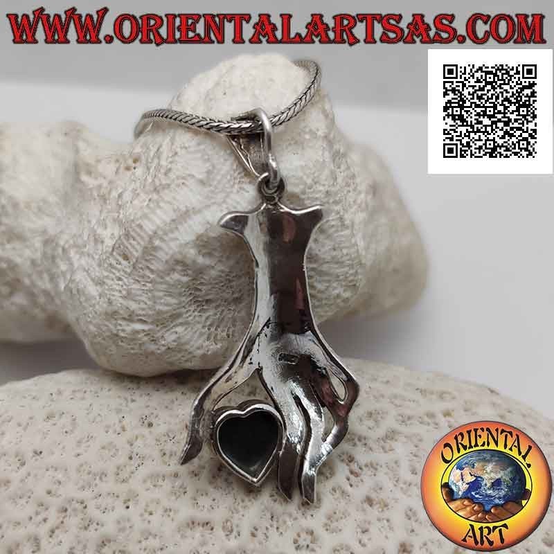 Colgante de plata, corazón de ónix entre los dedos de una mano tachonada de marcasita