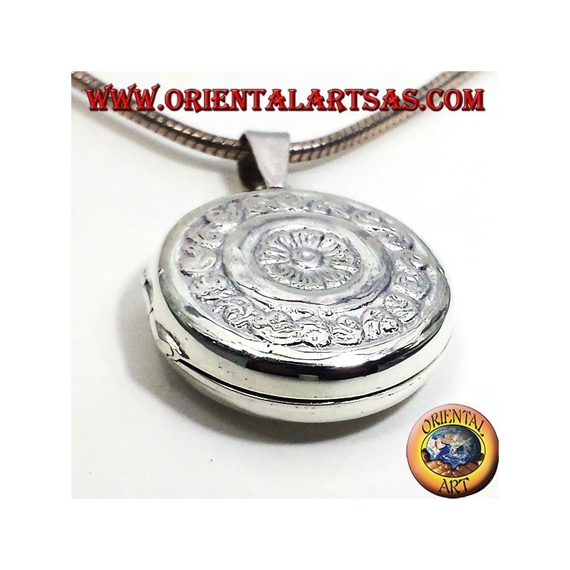 silver pendant, round Frames chiseled