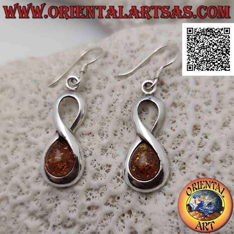 Orecchini in argento a monachella a forma di infinito liscio con ambra a goccia cabochon in uno dei due cerchi