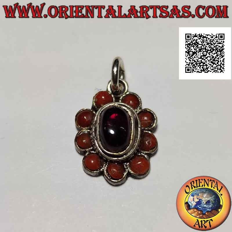 Ciondolo in argento a fiore con granato ovale cabochon centrale contornato da coralli