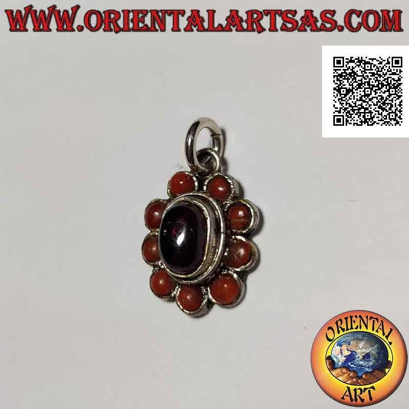 Ciondolo in argento a fiore con granato ovale cabochon centrale contornato da coralli