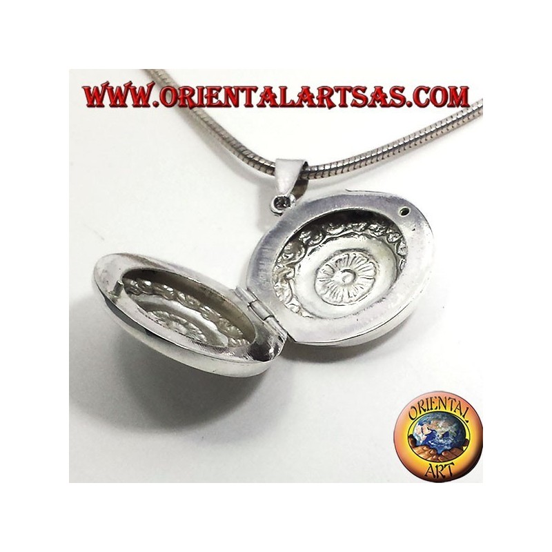 silver pendant, round Frames chiseled