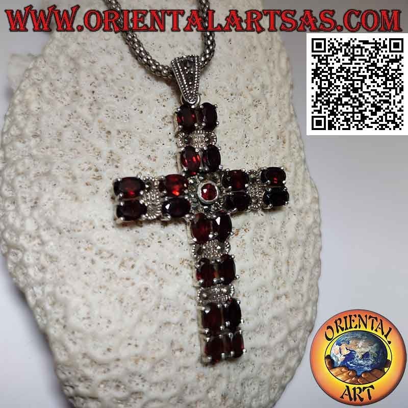 Colgante cruz cristiana de plata con dos hileras de granates ovalados naturales alternados con marcasita