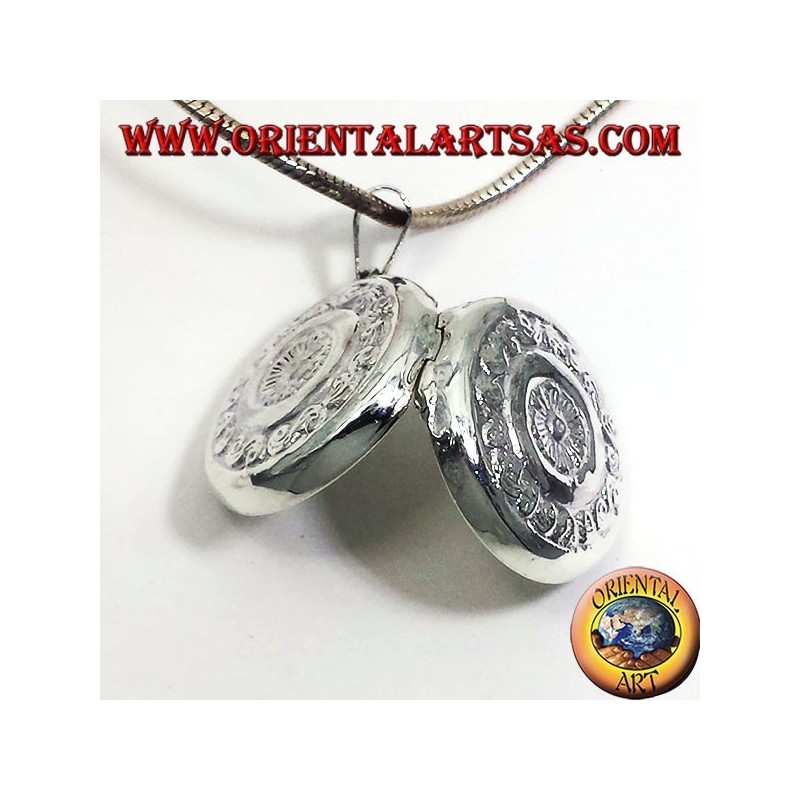 silver pendant, round Frames chiseled