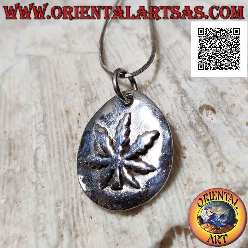 Pendentif médaille lisse en argent avec feuille de marijuana en haut relief soudée sur le dessus