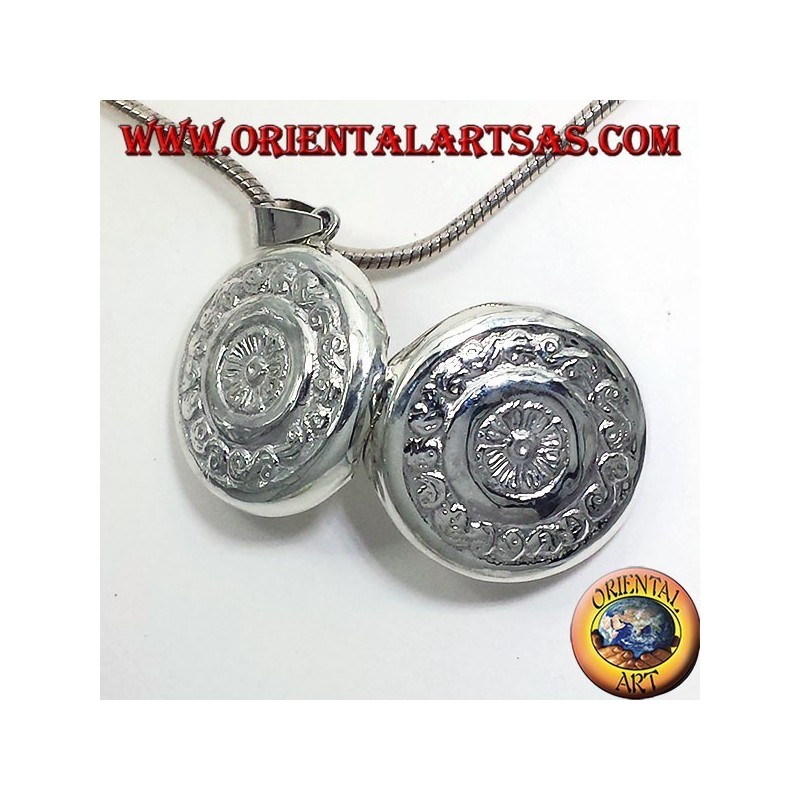 silver pendant, round Frames chiseled