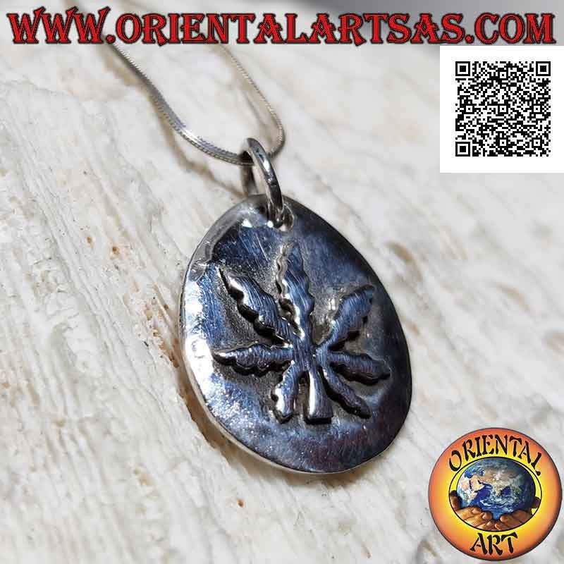 Pendentif médaille lisse en argent avec feuille de marijuana en haut relief soudée sur le dessus