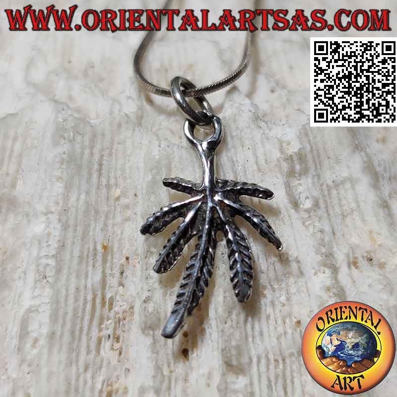Pendentif en argent en forme de feuille de marijuana (moyen, gravé)