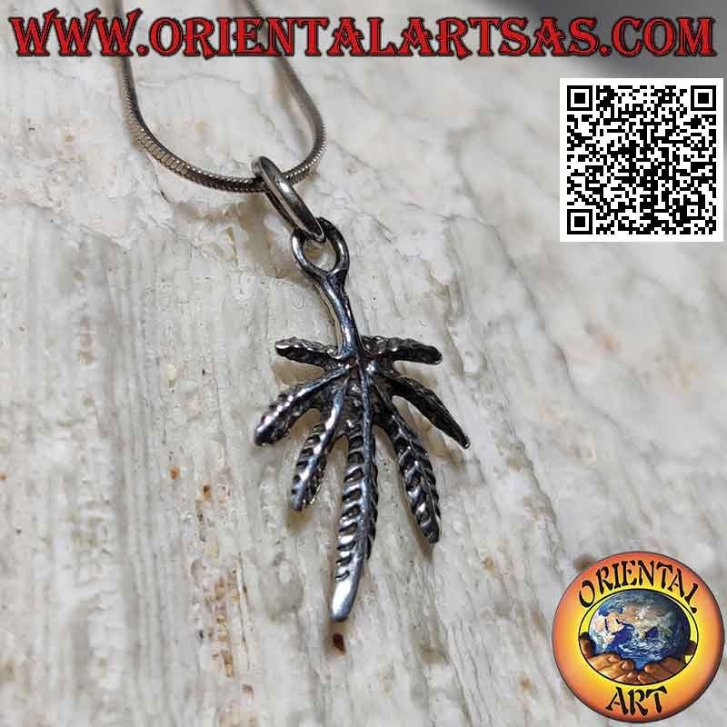 Colgante de plata en forma de hoja de marihuana (mediano, grabado)