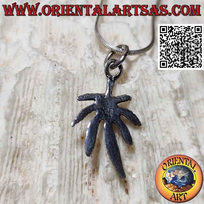 Colgante de plata en forma de hoja de marihuana (mediano, grabado)