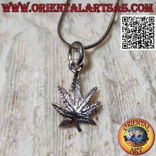 Pendentif en argent en forme de feuille de marijuana (petit, gravé)