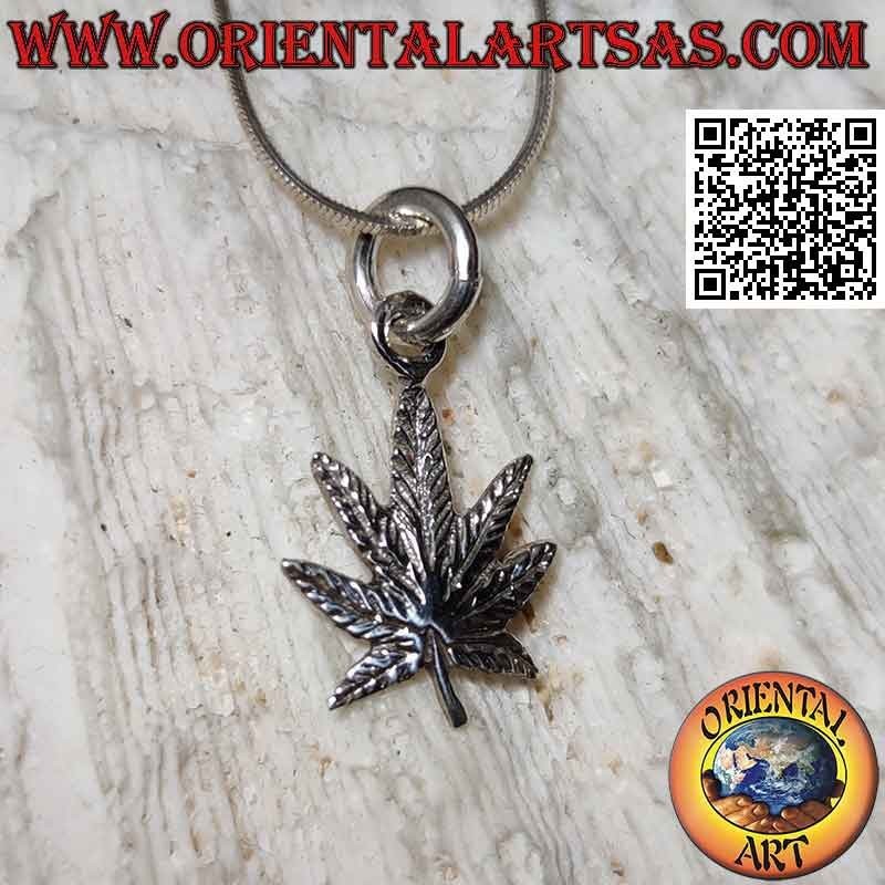 Ciondolo in argento a forma di foglia di marijuana (piccola, incisa)