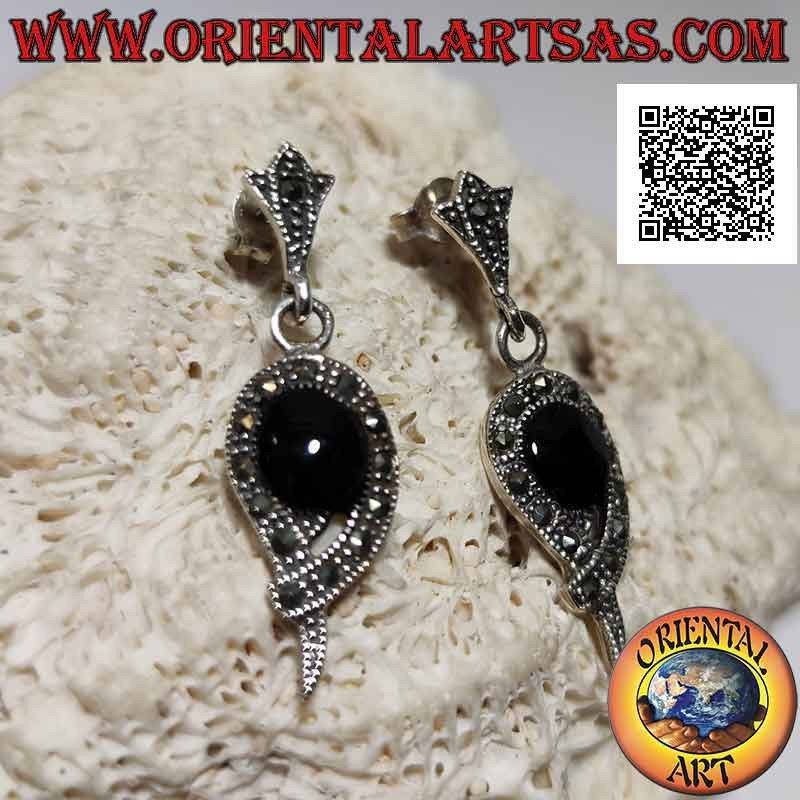 Orecchini in argento con onice ovale contornata da una fascia marcassite a goccia