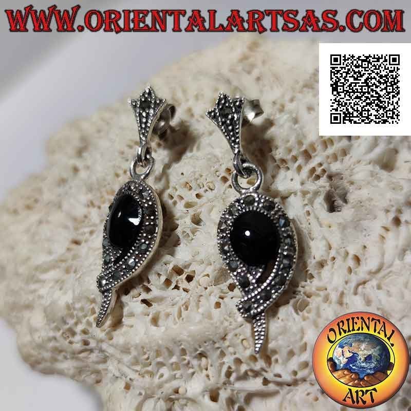 Pendientes de plata con ónix ovalado rodeados por una banda de marcasita en forma de lágrima