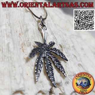 Colgante de plata en forma de hoja de marihuana grabada en bajorrelieve