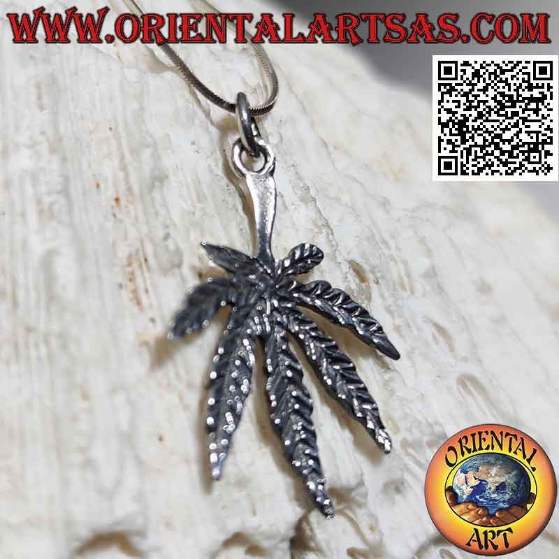 Colgante de plata en forma de hoja de marihuana grabada en bajorrelieve