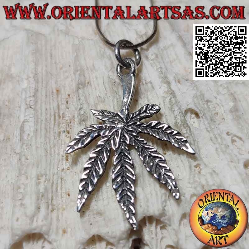 Colgante de plata en forma de hoja de marihuana grabada en bajorrelieve