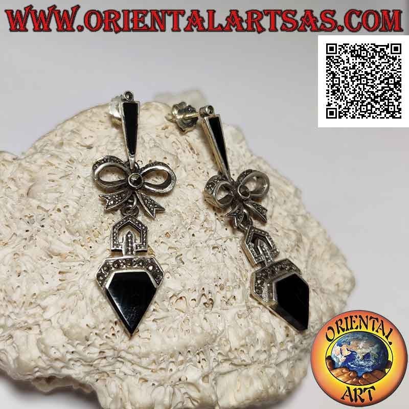 Silberne Ohrringe, besetzt mit Markasit mit Schleife und Onyx in Form eines Diamanten