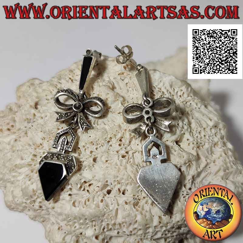 Pendientes de plata tachonados de marcasita con lazo y ónix en forma de diamante