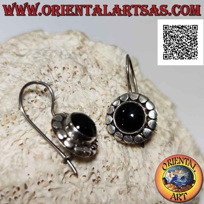Boucles d'oreilles en argent avec cabochon rond onyx entouré de clous lisses