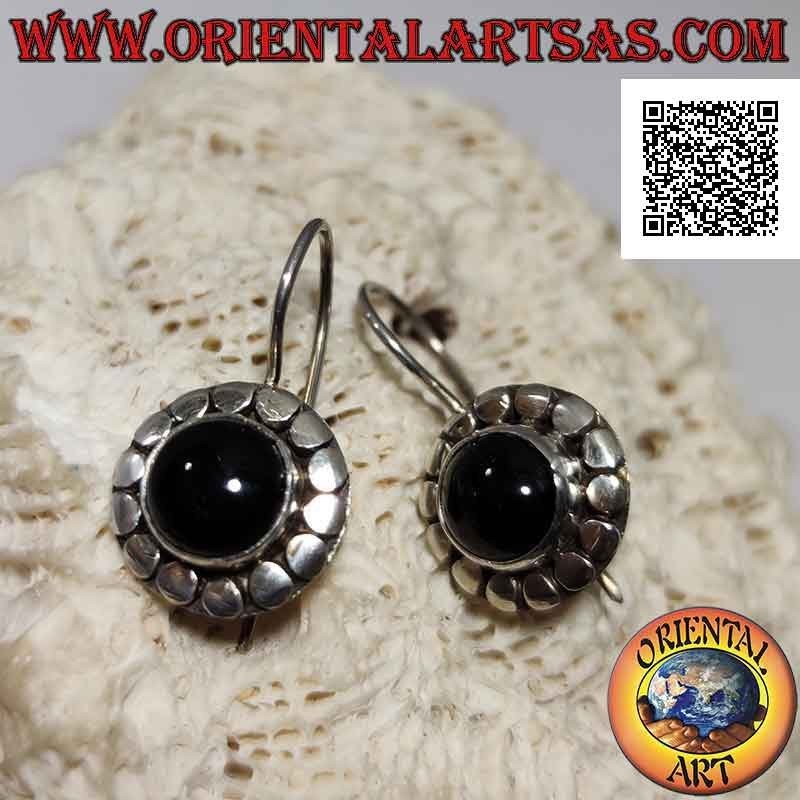 Pendientes de plata con ónix cabujón redondo rodeado de tachuelas lisas