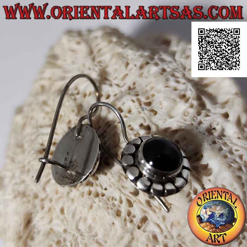 Pendientes de plata con ónix cabujón redondo rodeado de tachuelas lisas