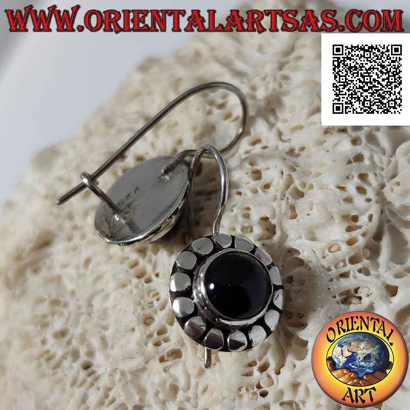 Pendientes de plata con ónix cabujón redondo rodeado de tachuelas lisas