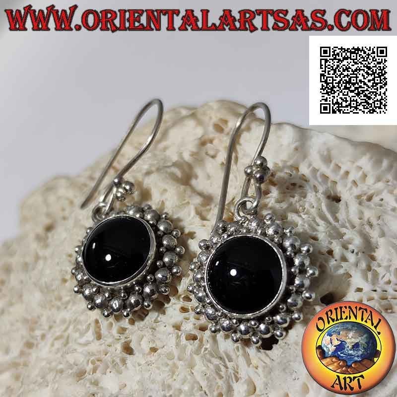Boucles d'oreilles en argent avec cabochon rond onyx entouré de grandes et petites boules