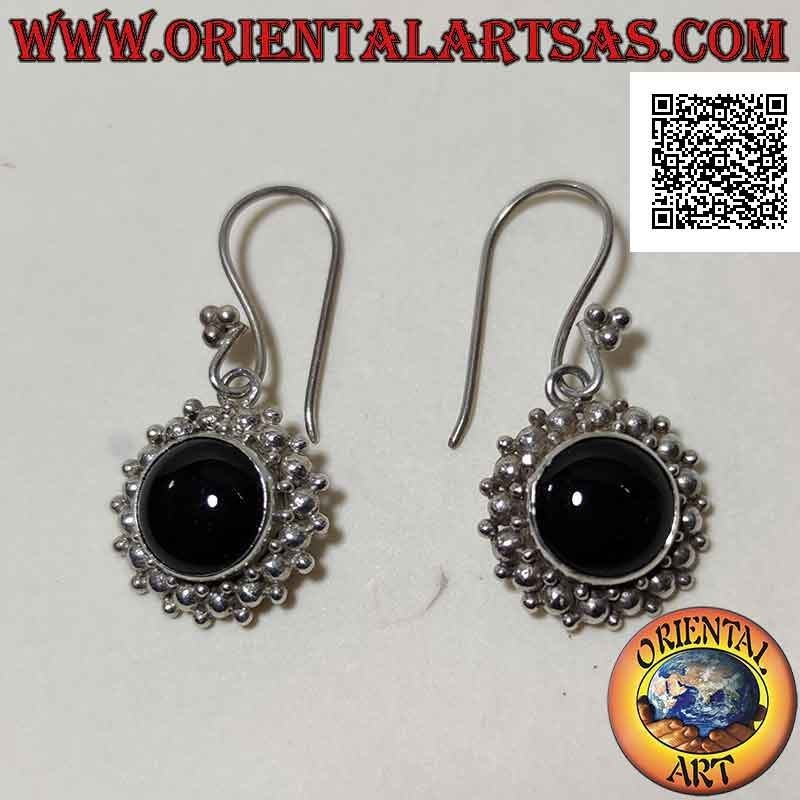 Pendientes de plata con ónix cabujón redondo rodeado de bolas grandes y pequeñas