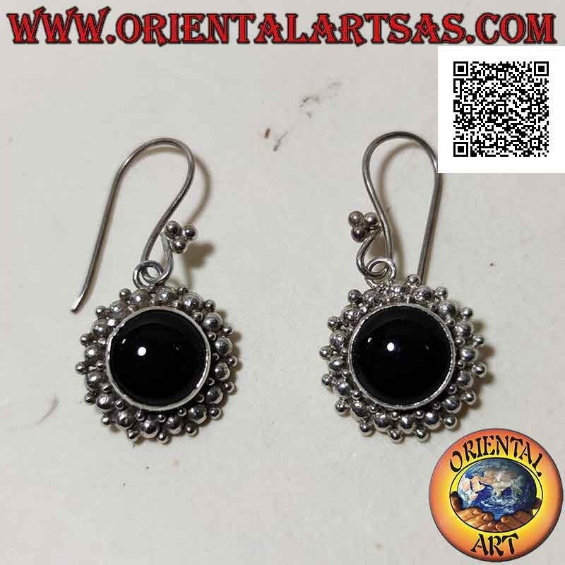 Boucles d'oreilles en argent avec cabochon rond onyx entouré de grandes et petites boules