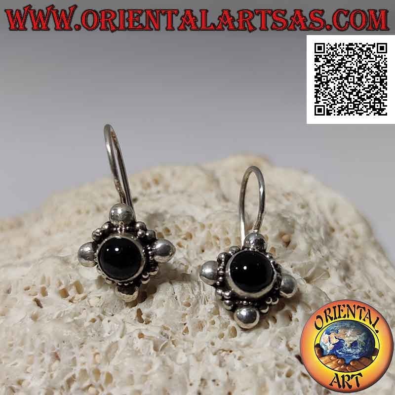 Orecchini in argento con onice tonda cabochon su montatura etnica con sfera sui quattro punti cardinali